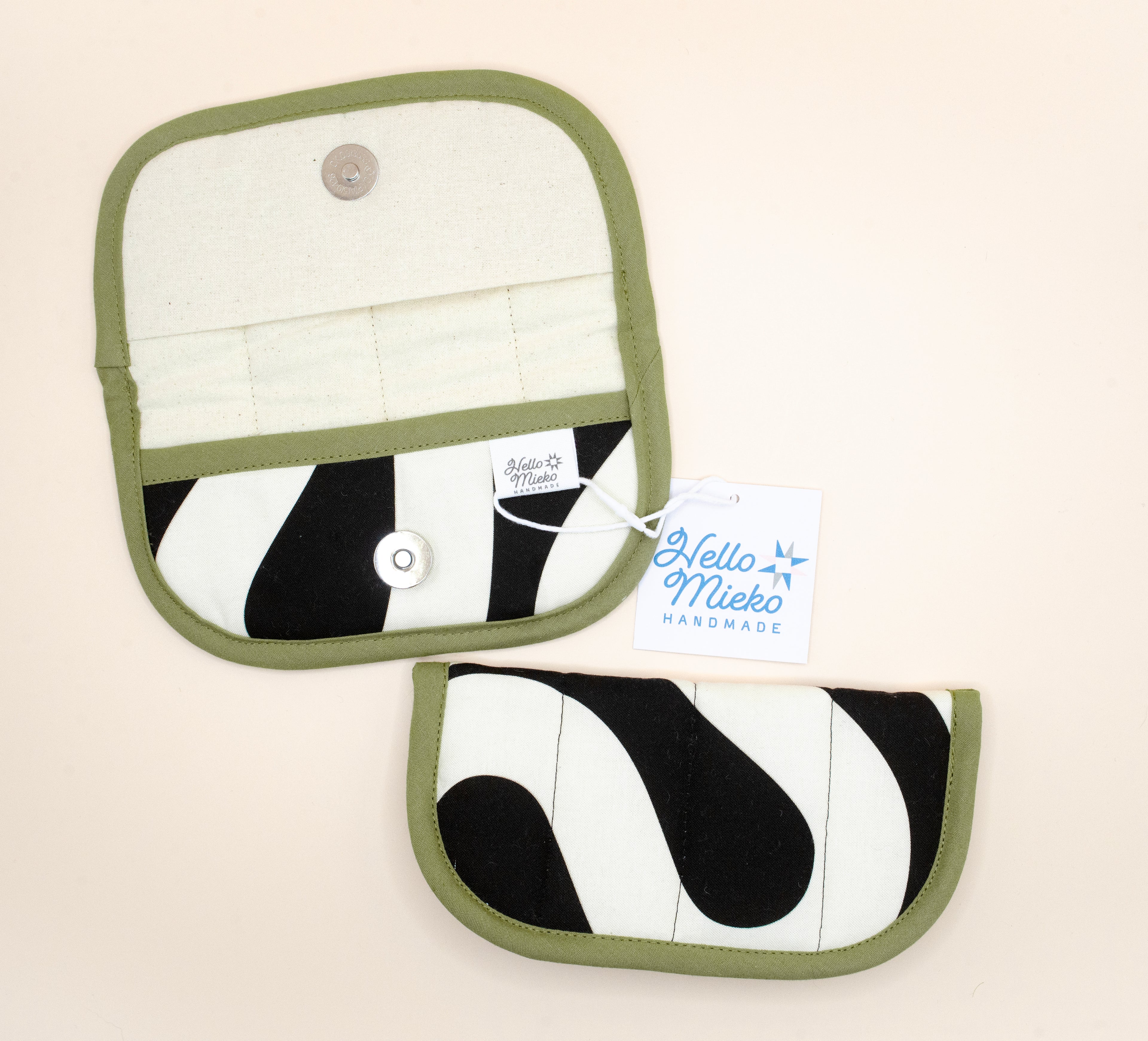 Black & Ivory Groove Quilted Soft Glasses Case